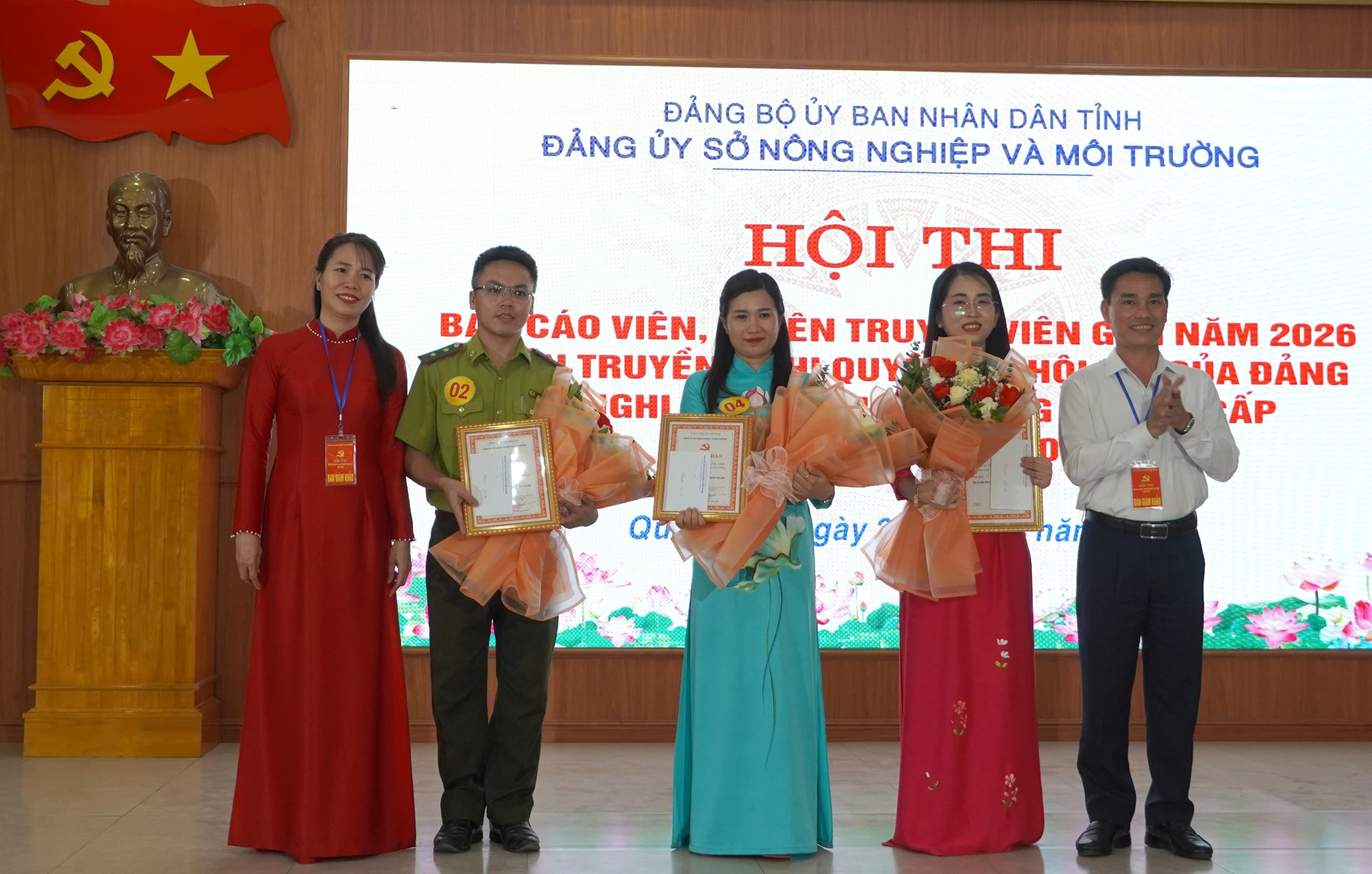 Đại diện Ban Tổ chức trao giải cho các thí sinh - Ảnh: H.Tr.