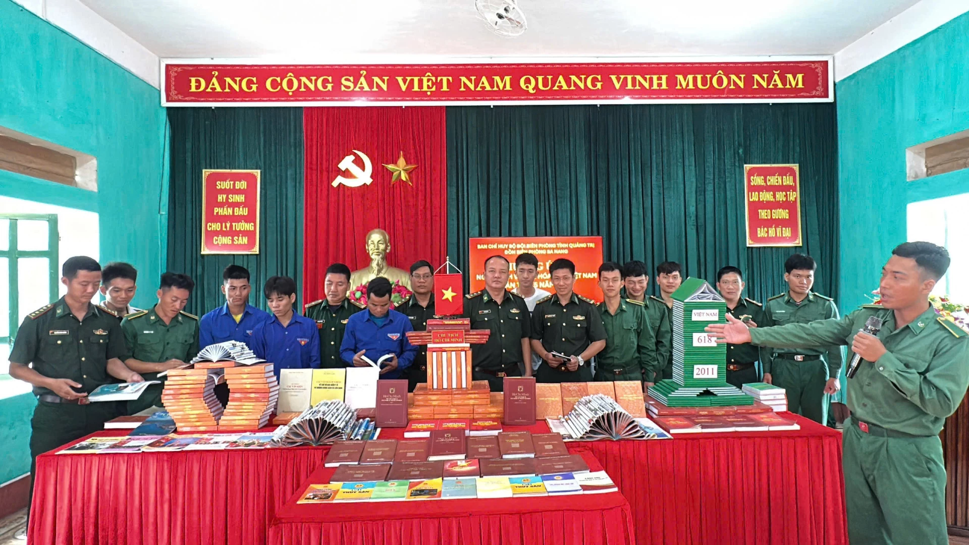 Cán bộ, chiến sĩ Đồn Biên phòng Ba Nang giới thiệu mô hình sách và các đầu sách hay trong ngày hưởng ứng Ngày Sách và Văn hóa đọc Việt Nam năm 2026 - Ảnh: K.S