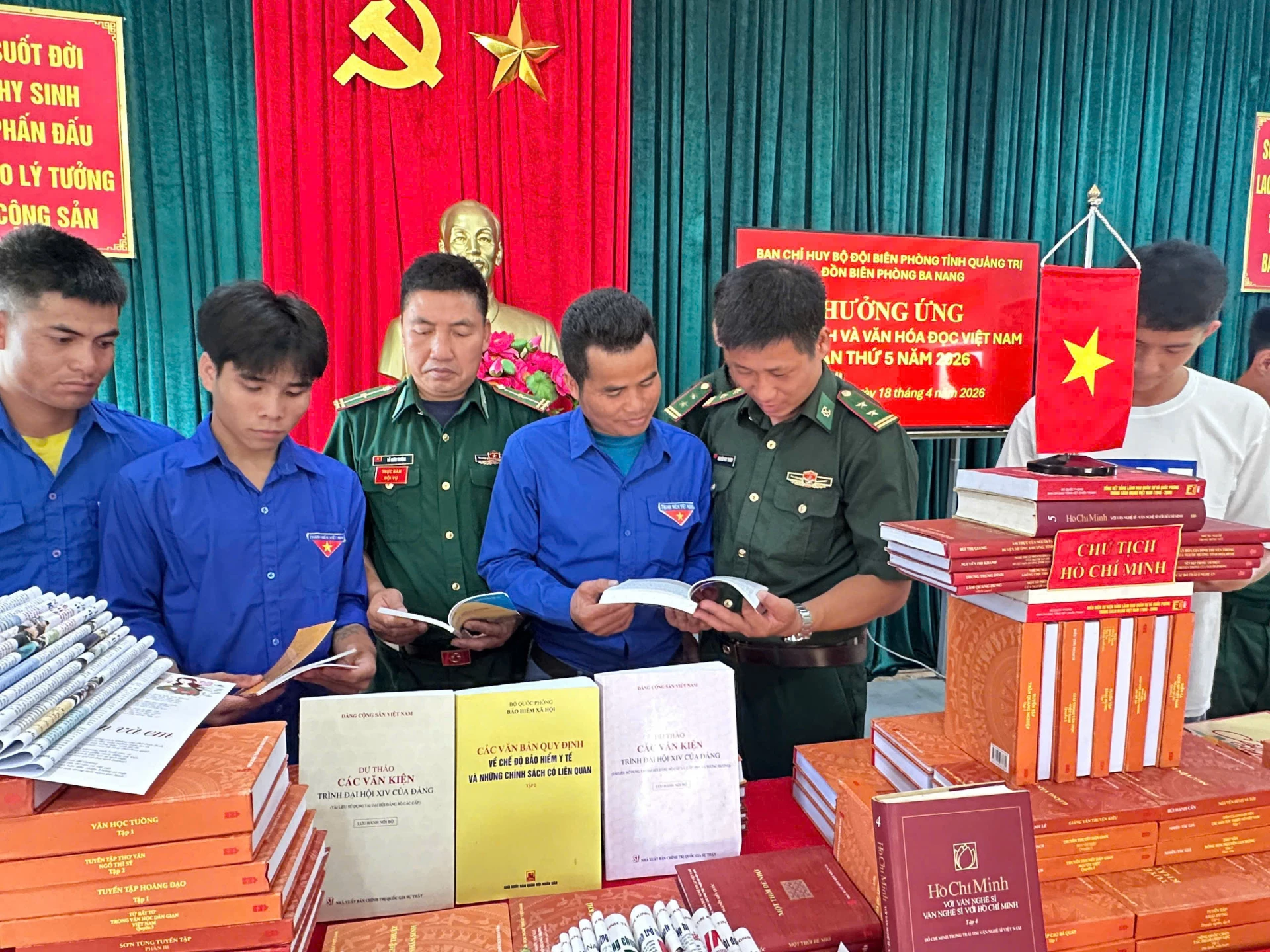 Cán bộ Đồn Biên phòng Ba Nang và đoàn viên thanh niên xã Đakrông cùng trao đổi, tìm hiểu những cuốn sách hay - Ảnh: K.S