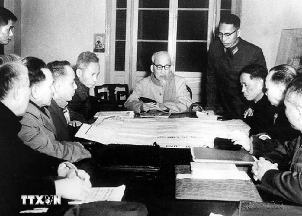 Ngày 28/12/1967, Bộ Chính trị họp phiên đặc biệt, thông qua Kế hoạch chiến lược năm 1968 Chuyển cuộc chiến tranh cách mạng của nhân dân ta ở miền Nam sang một thời kỳ mới, thời kỳ tiến công và nổi dậy giành thắng lợi quyết định, chủ trương mở đợt Tổng tiến công và nổi dậy Xuân Mậu Thân 1968. (Ảnh: TTXVN phát)