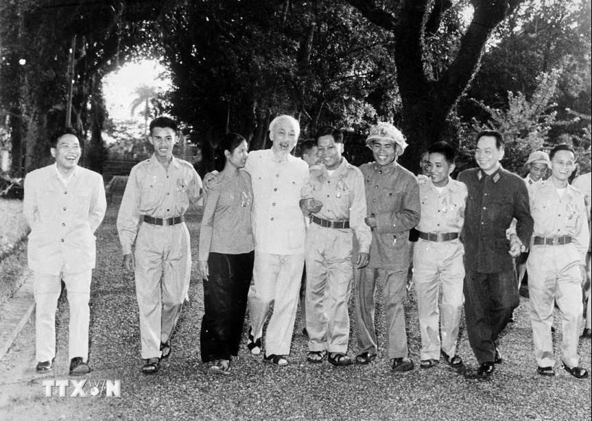 Chủ tịch Hồ Chí Minh và Đại tướng Võ Nguyên Giáp cùng Đoàn đại biểu Anh hùng, chiến sỹ thi đua các lực lượng vũ trang nhân dân giải phóng miền Nam ra thăm miền Bắc (Hà Nội, 15/11/1965). (Ảnh: TTTXVN)