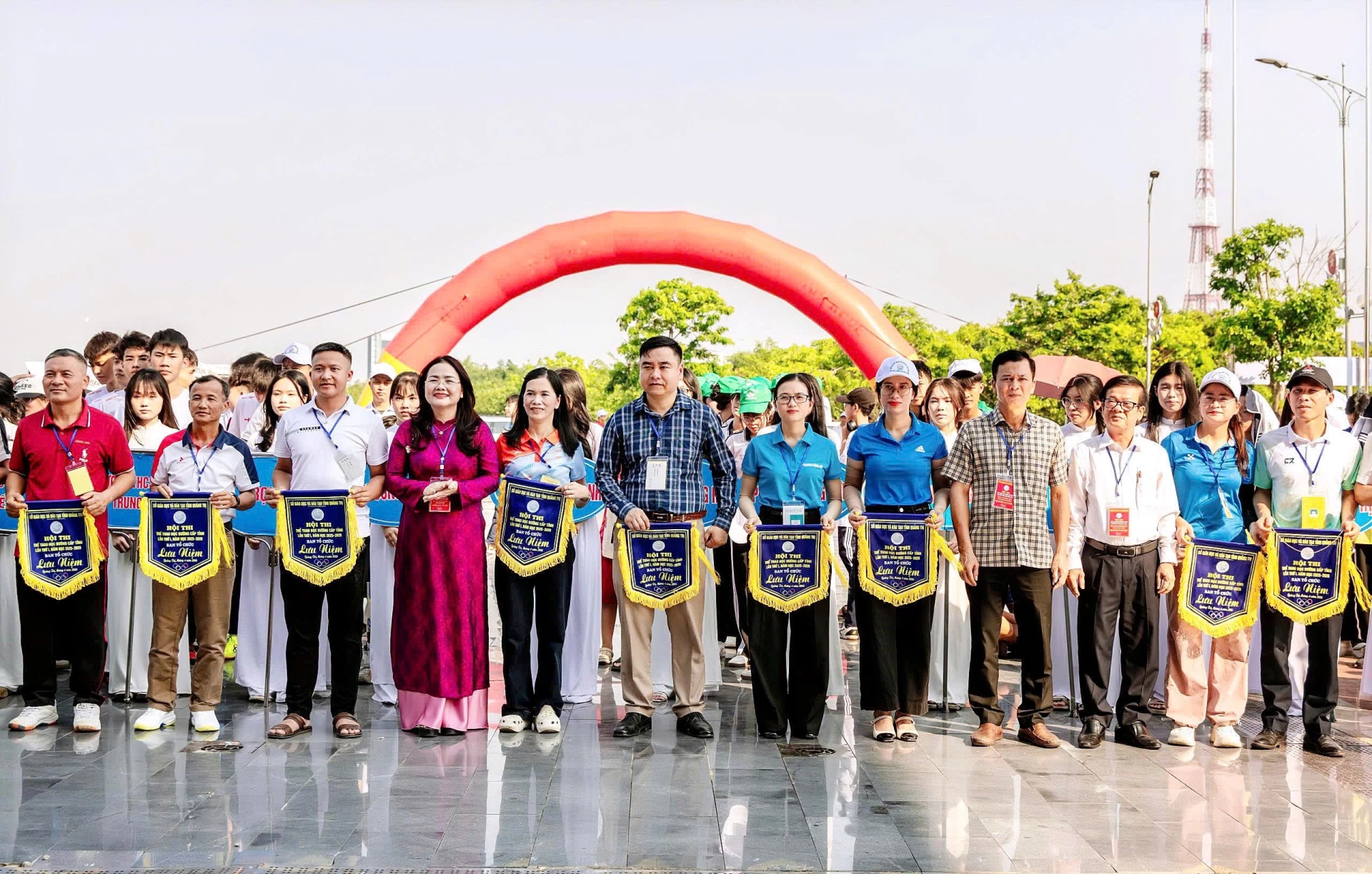 Ban Tổ chức trao cờ lưu niệm cho các đoàn tham gia Hội thi Thể thao học đường tỉnh Quảng Trị lần thứ I - Ảnh: K.H