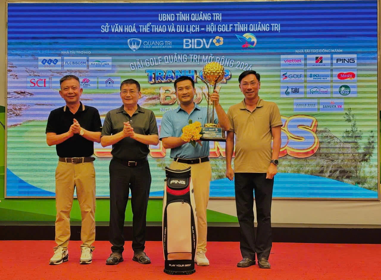 Ban Tổ chức trao giải Best Gross cho vận động viên xuất sắc tại Giải Golf Quảng Trị mở rộng năm 2026 - 