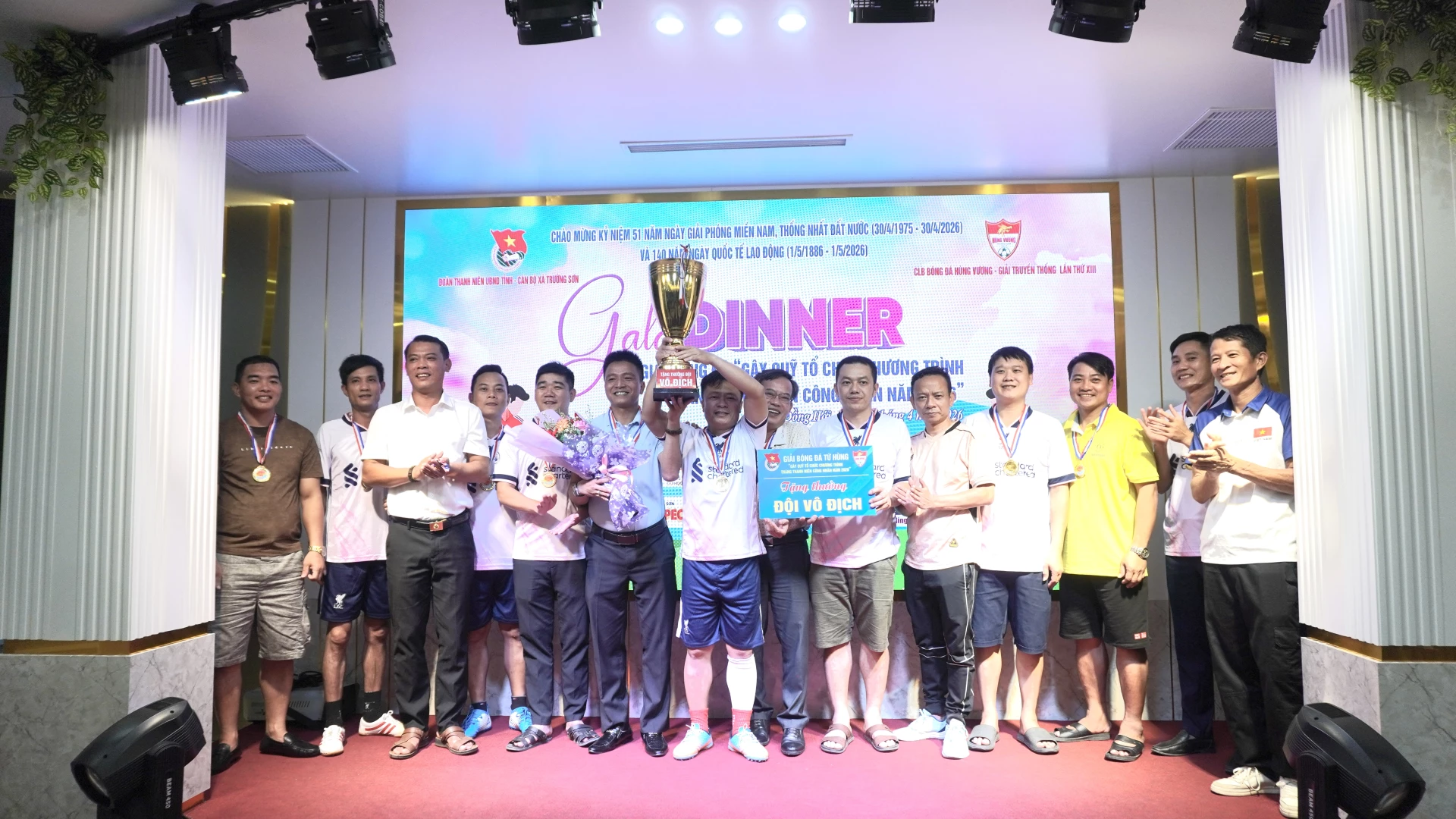 Ban tổ chức trao giải Nhất cho FC Cán bộ xã Trường Sơn - Ảnh: K.H