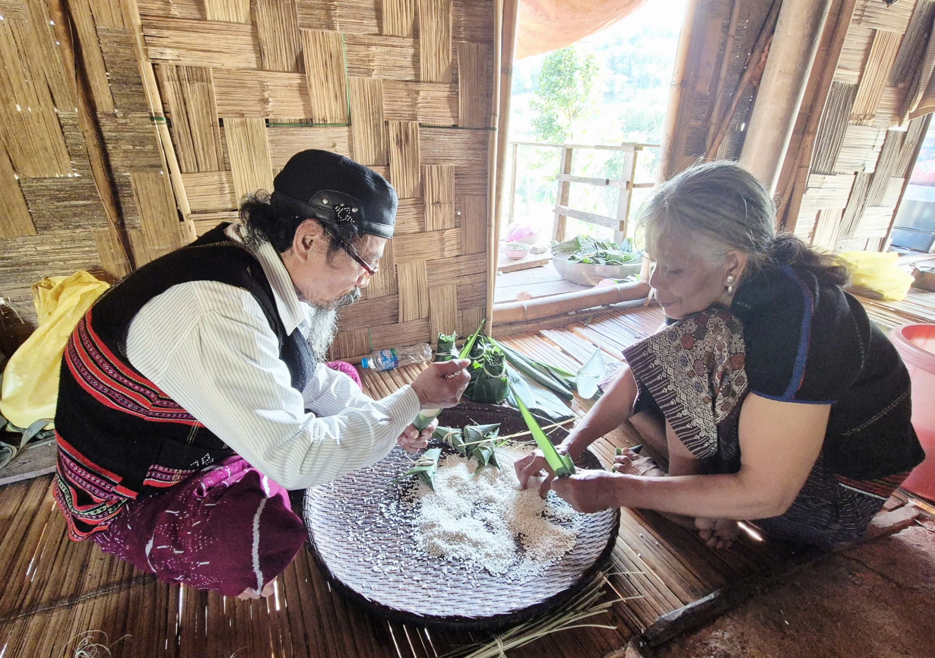 Mỗi dịp có lễ hội hay người thân, khách đến nhà, đồng bào Pa Kô thường vào bếp làm bánh Aquat-Ảnh: K.S