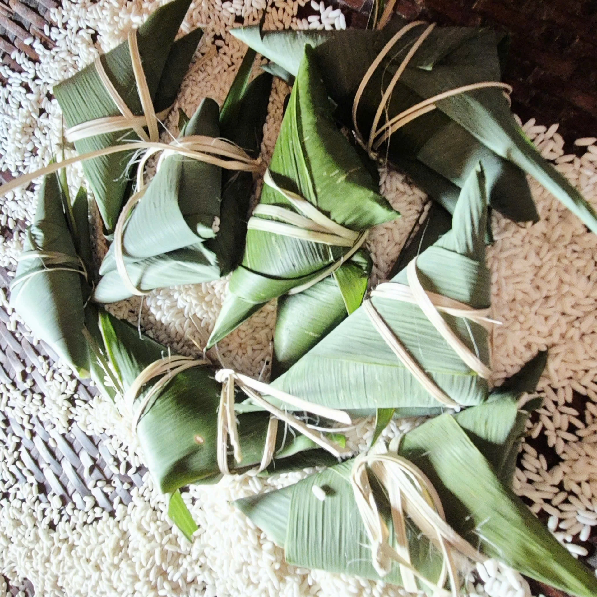 Bánh Aquat với hình dáng độc đáo, luôn được cột chặt thành từng cặp vào nhau - Ảnh: K.S