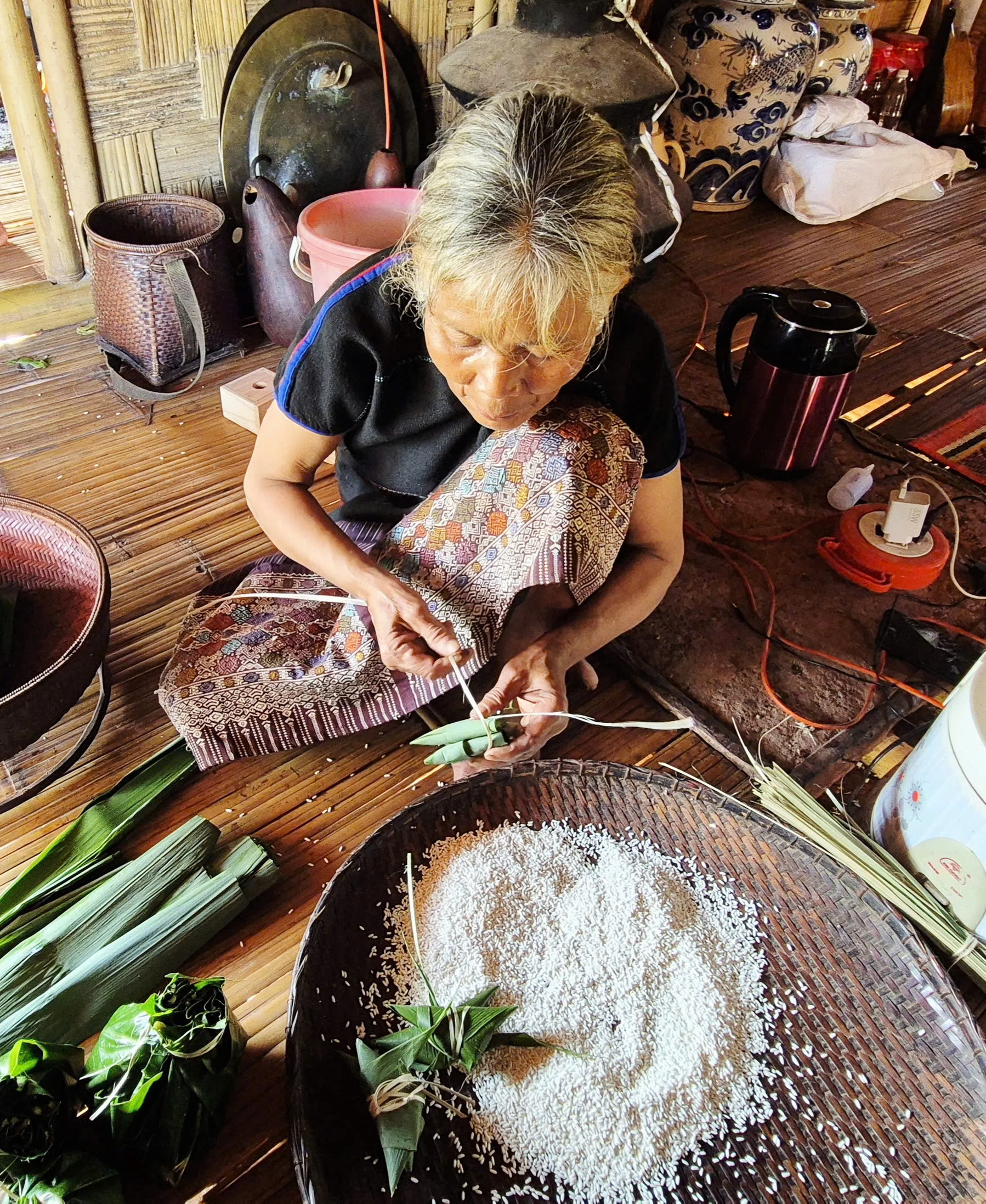 Giả Dư khéo léo cuốn lá, tạo hình bánh Aquat - Ảnh: K.S
