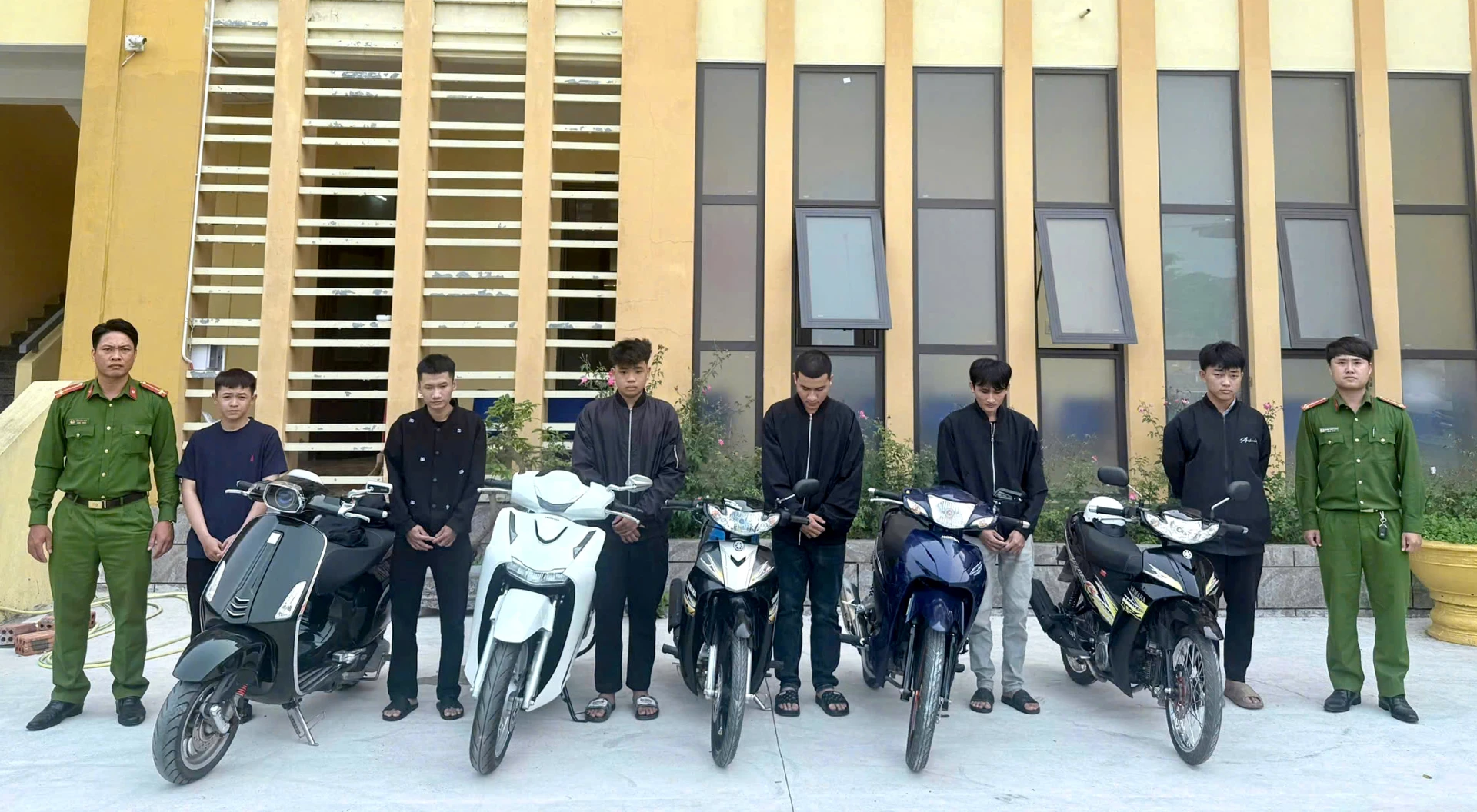 Công an phường Đồng Hới phối hợp xử lý vụ 6 thanh niên (2/4/2026) - Ảnh: CAP.