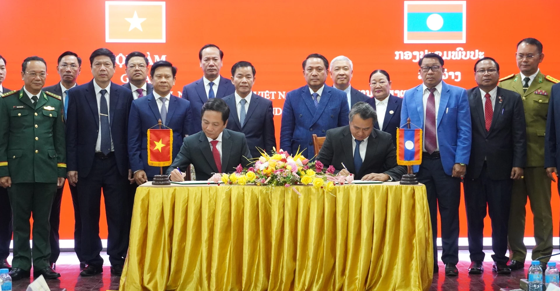 Hai tỉnh ký biên bản triển khai các nội dung hợp tác cụ thể của năm 2026 - Ảnh: Q.V