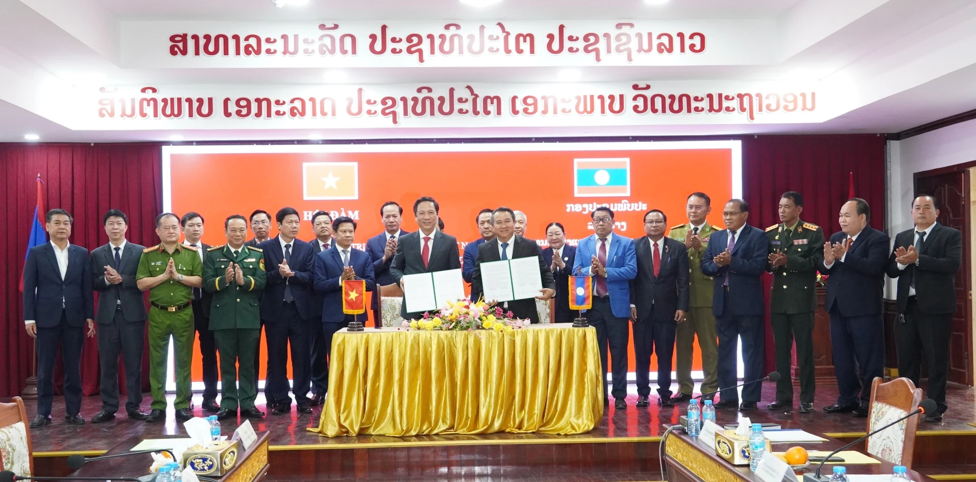 Hai tỉnh ký biên bản triển khai các nội dung hợp tác cụ thể của năm 2026 - Ảnh: Q.V