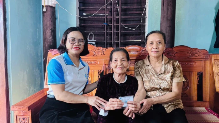 Gom phế liệu, trao thẻ bảo hiểm y tế