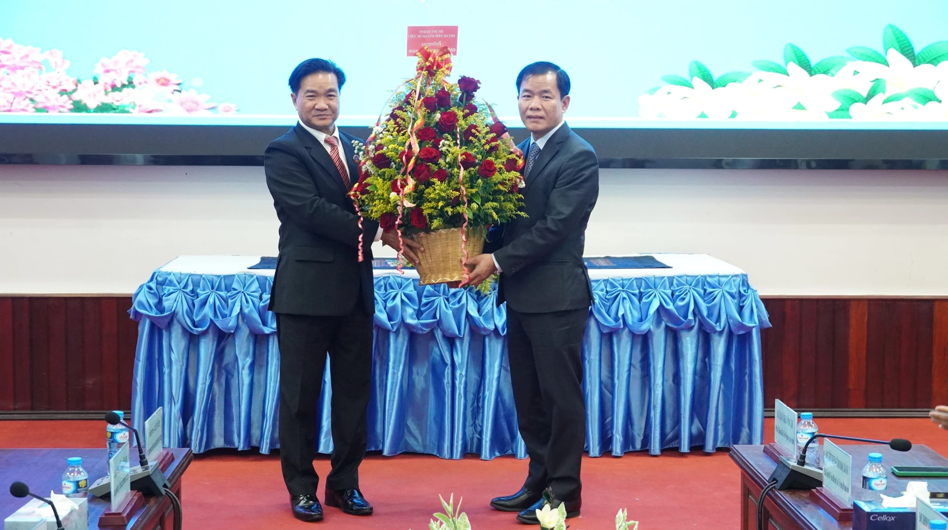 Đồng chí Nguyễn Văn Phương, Bí thư Tỉnh ủy tặng hoa chúc Tết lãnh đạo tỉnh Bô-ly-khăm-xay - Ảnh: Q.V