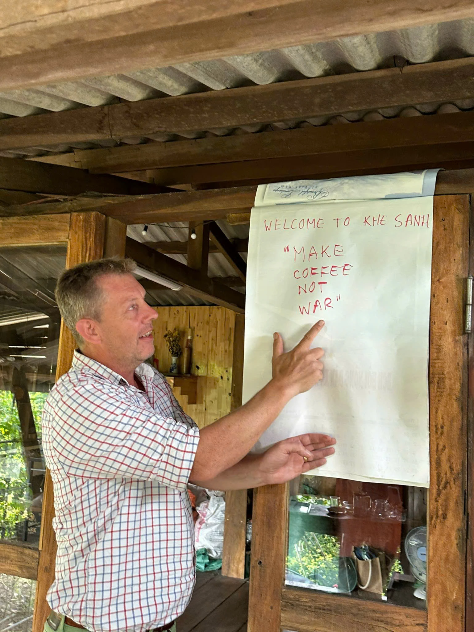 Make caffee, not war được ông Harro đưa ra nhằm quảng bá và tiếp thị cho hoạt động du lịch cà phê tại Khe Sanh - Ảnh: H.L