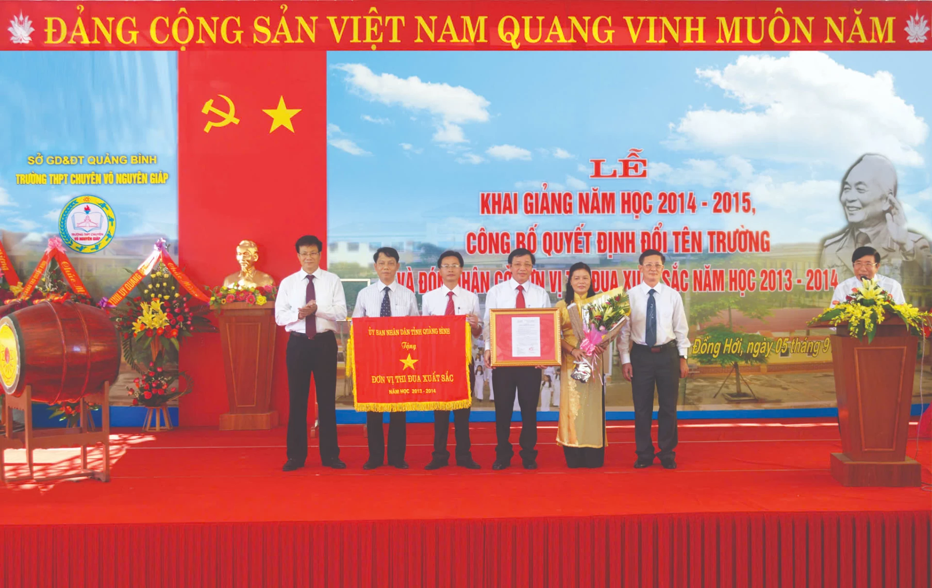 Lễ công bố quyết định đổi tên trường thành Trường THPT chuyên Võ Nguyên Giáp - Ảnh: Tư liệu