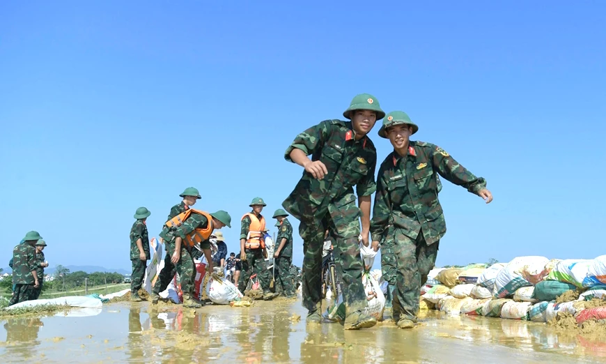 Bộ đội giúp dân khắc phục hậu quả thiên tai. Ảnh: Ban Ảnh/qdnd.vn