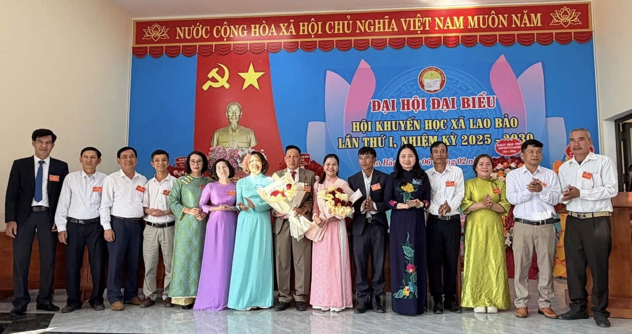 Lãnh đạo Hội Khuyến học tỉnh tặng hoa chúc mừng Ban chấp hành Hội Khuyến học xã Lao Bảo nhiệm kỳ 2025 - 2030 - Ảnh: Hội Khuyến học xã Lao Bảo cung cấp