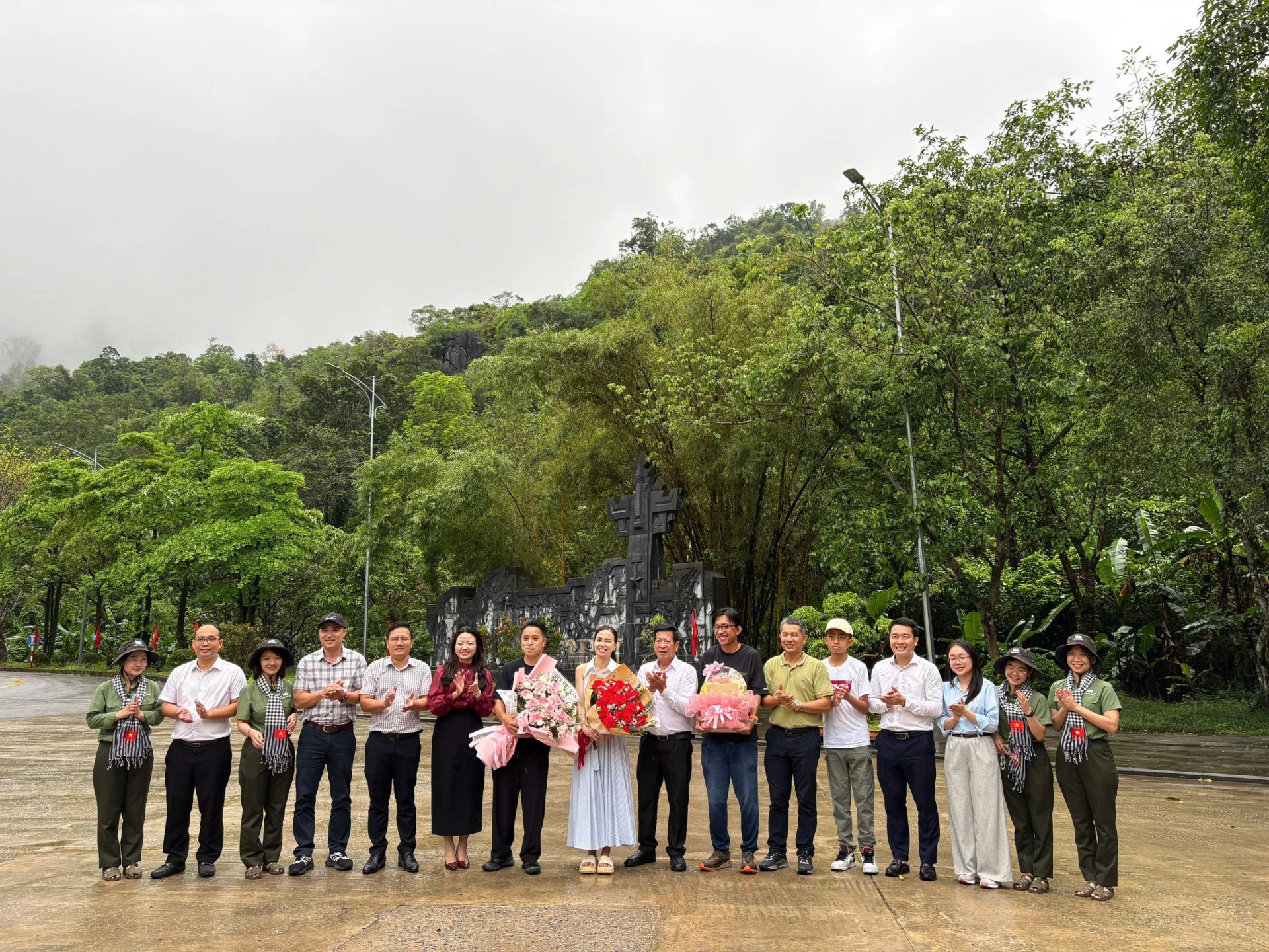 đại diện Sở Văn hóa, Thể thao và Du lịch đã đến thăm, động viên đoàn làm phim “Thám tử Kiên”. Ảnh: D.H