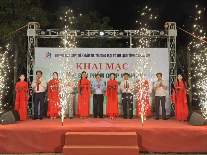 Khai mạc phiên chợ sản phẩm OCOP và nông sản Quảng Trị tại xã Cửa Việt