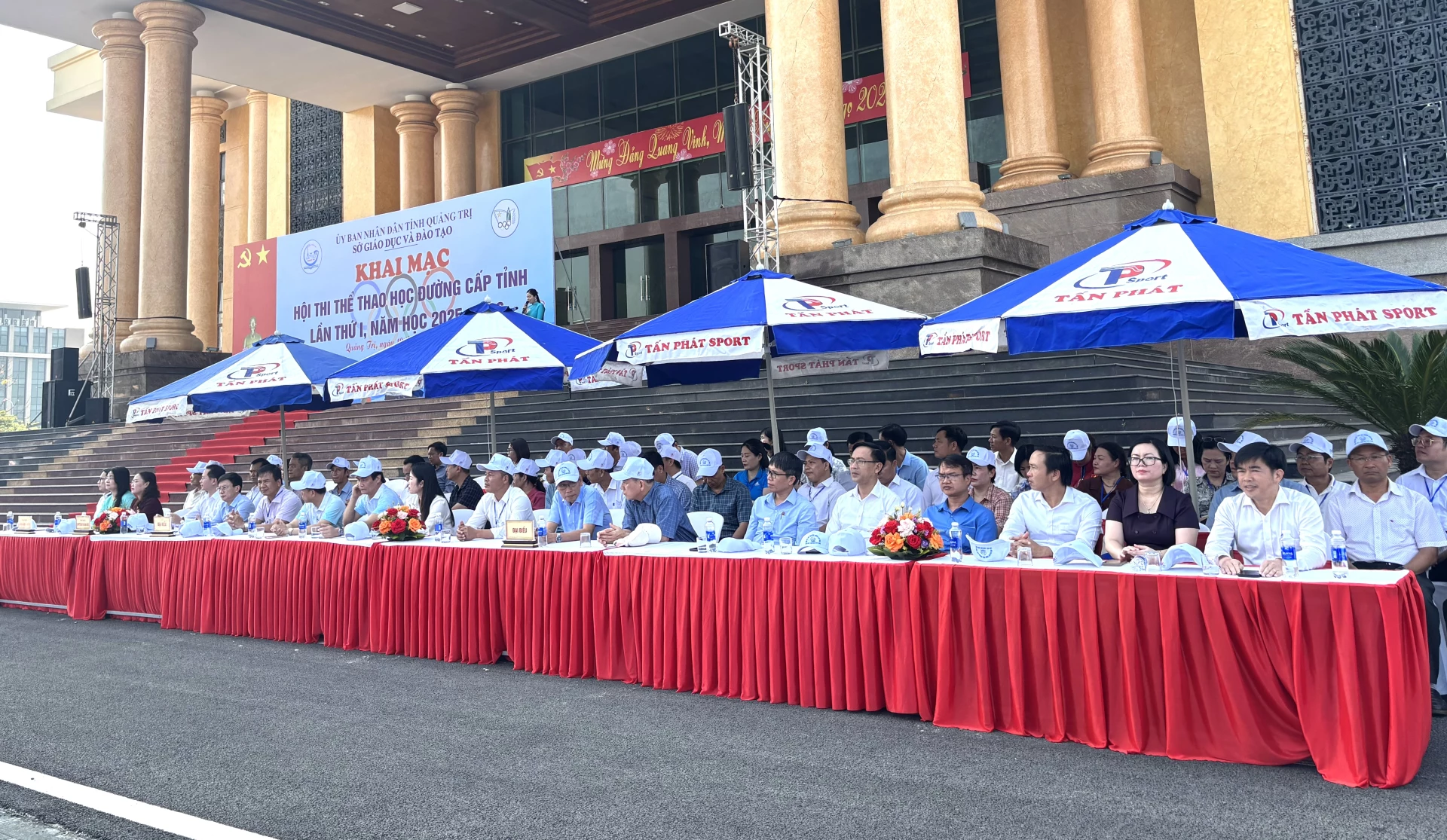 Các đại biểu tham dự tại lễ khai mạc Hội thi - Ảnh: K.H