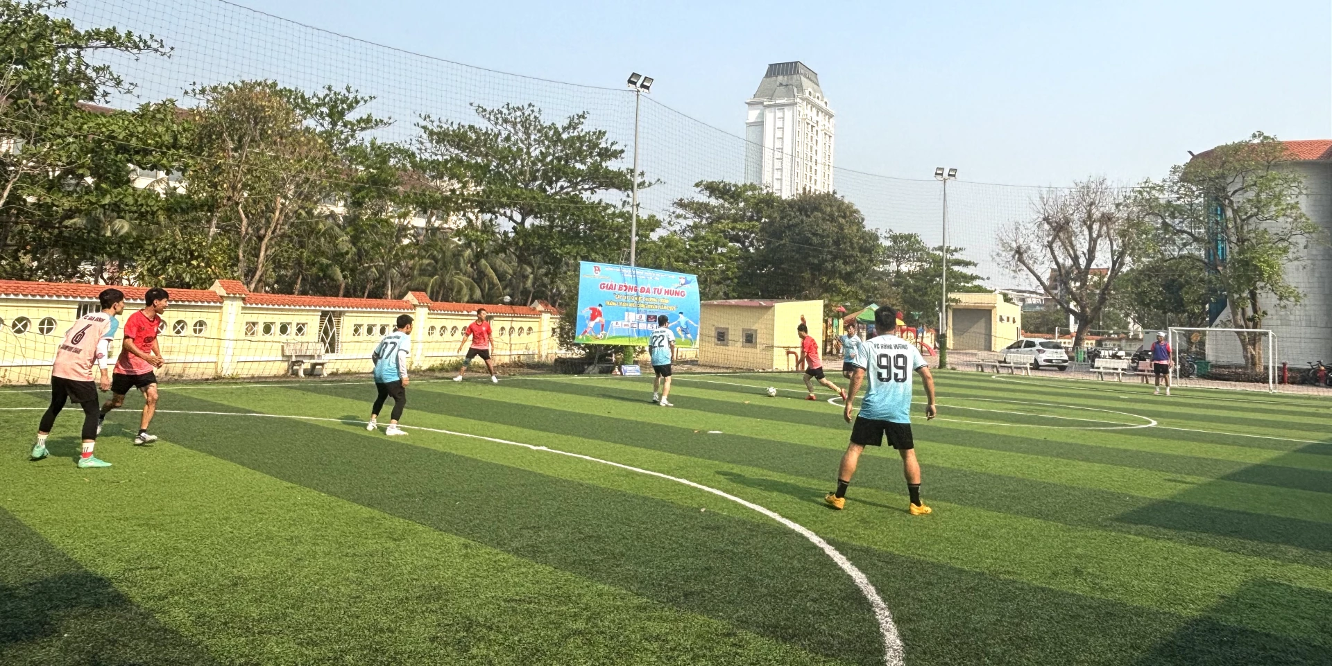 	Các đội bóng thi đấu sôi nổi tại Giải bóng đá tứ hùng - Ảnh: K.H