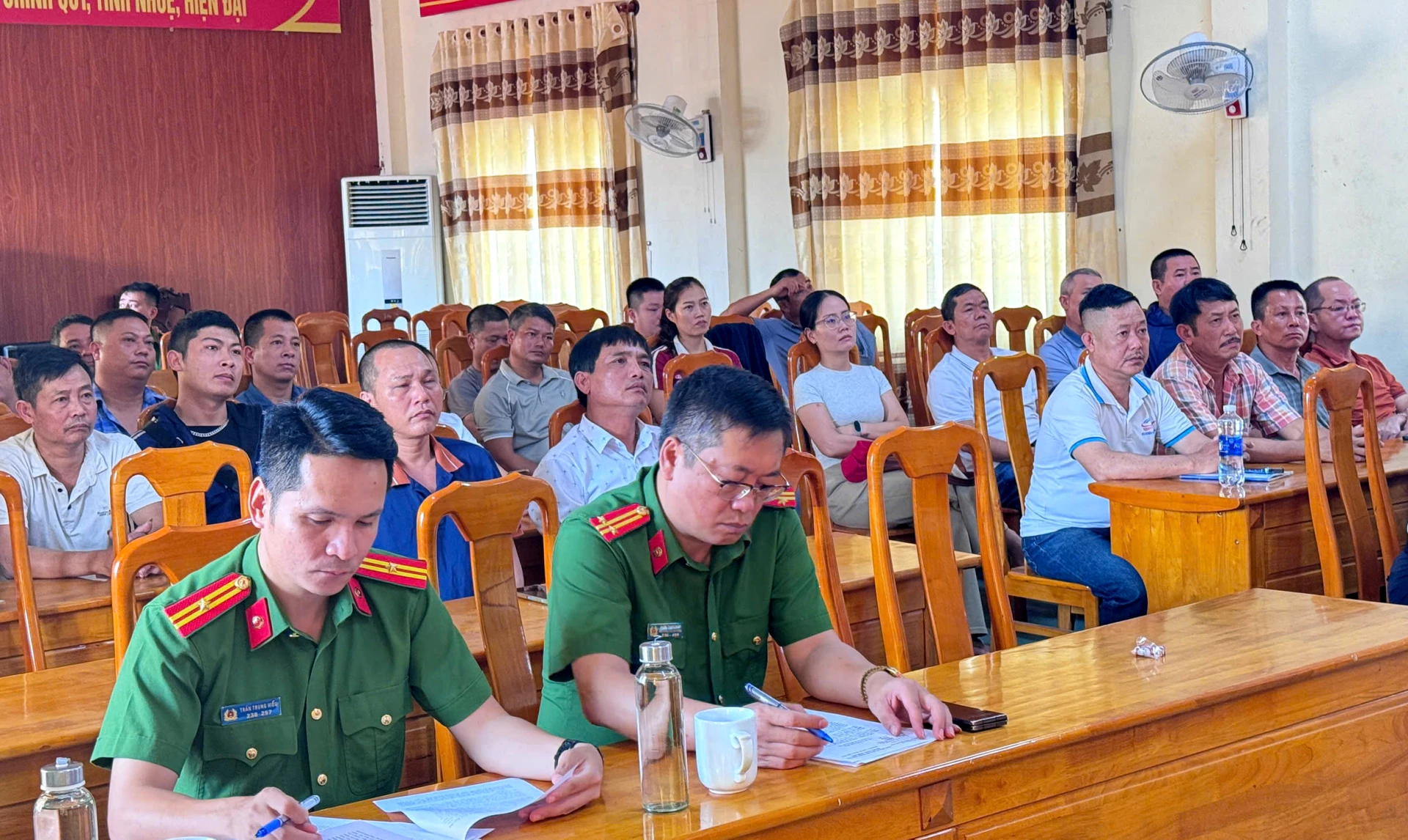 Đại biểu và hộ kinh doanh dịch vụ xe điện tham dự hội nghị - Ảnh: H.Tr.