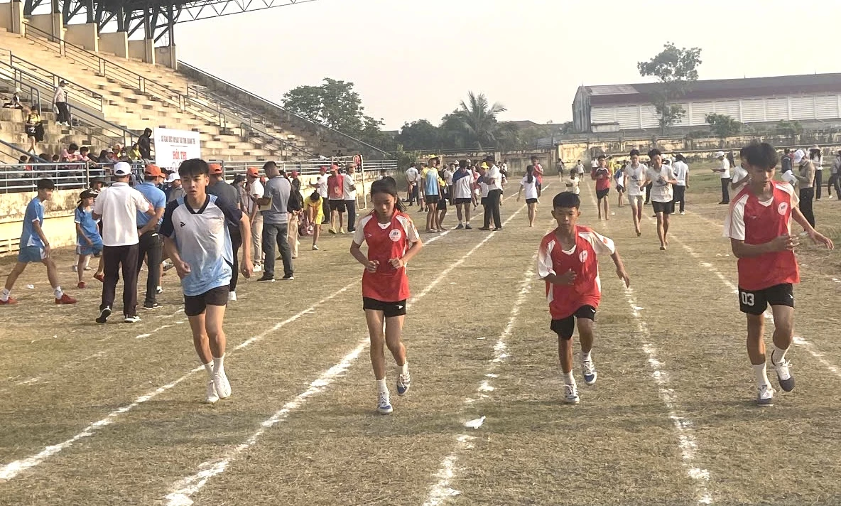 Các VĐV nỗ lực thi đấu ở nội dung chạy điền kinh