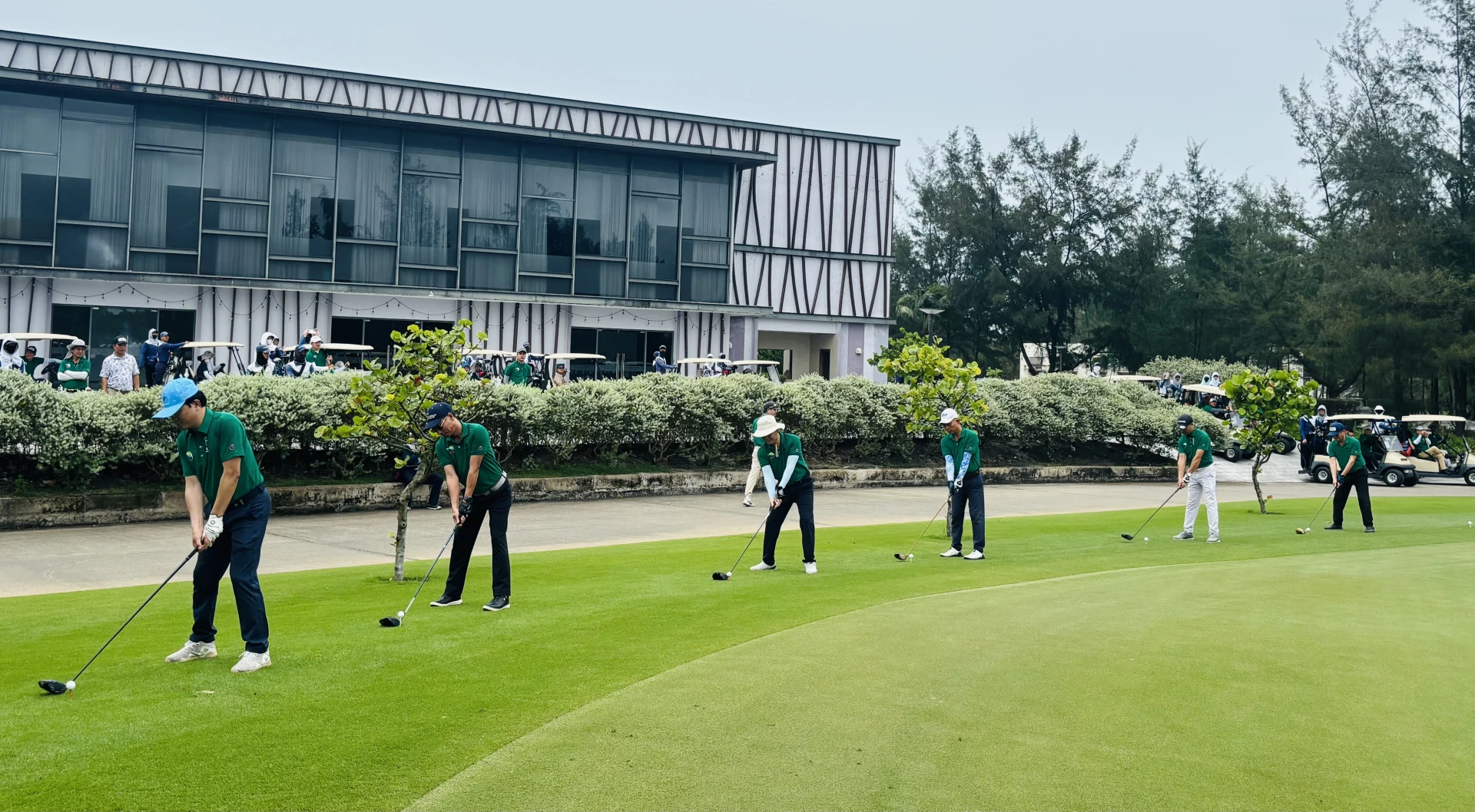 Các vận động viên thực hiện cú phát bóng mở màn Giải Golf Quảng Trị mở rộng năm 2026 - Ảnh: K.H