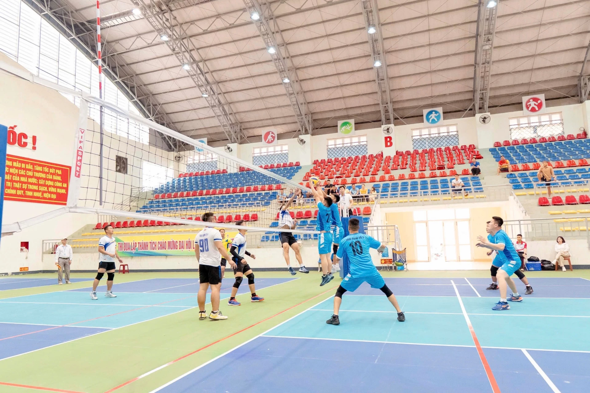 Các VĐV tranh tài ở nội dung bóng chuyền nam - Ảnh: K.H