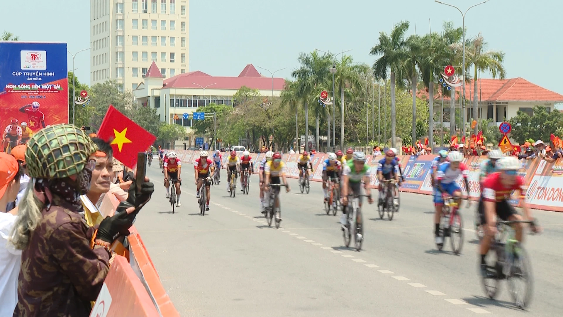 Các vận động viên về đích ở chặng đua thứ 7 - Ảnh: Thùy Trang