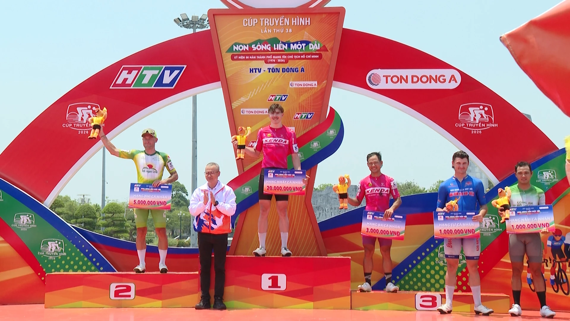 Trao thưởng cho top 5 chặng đua thứ 7 - Ảnh: Thùy Trang