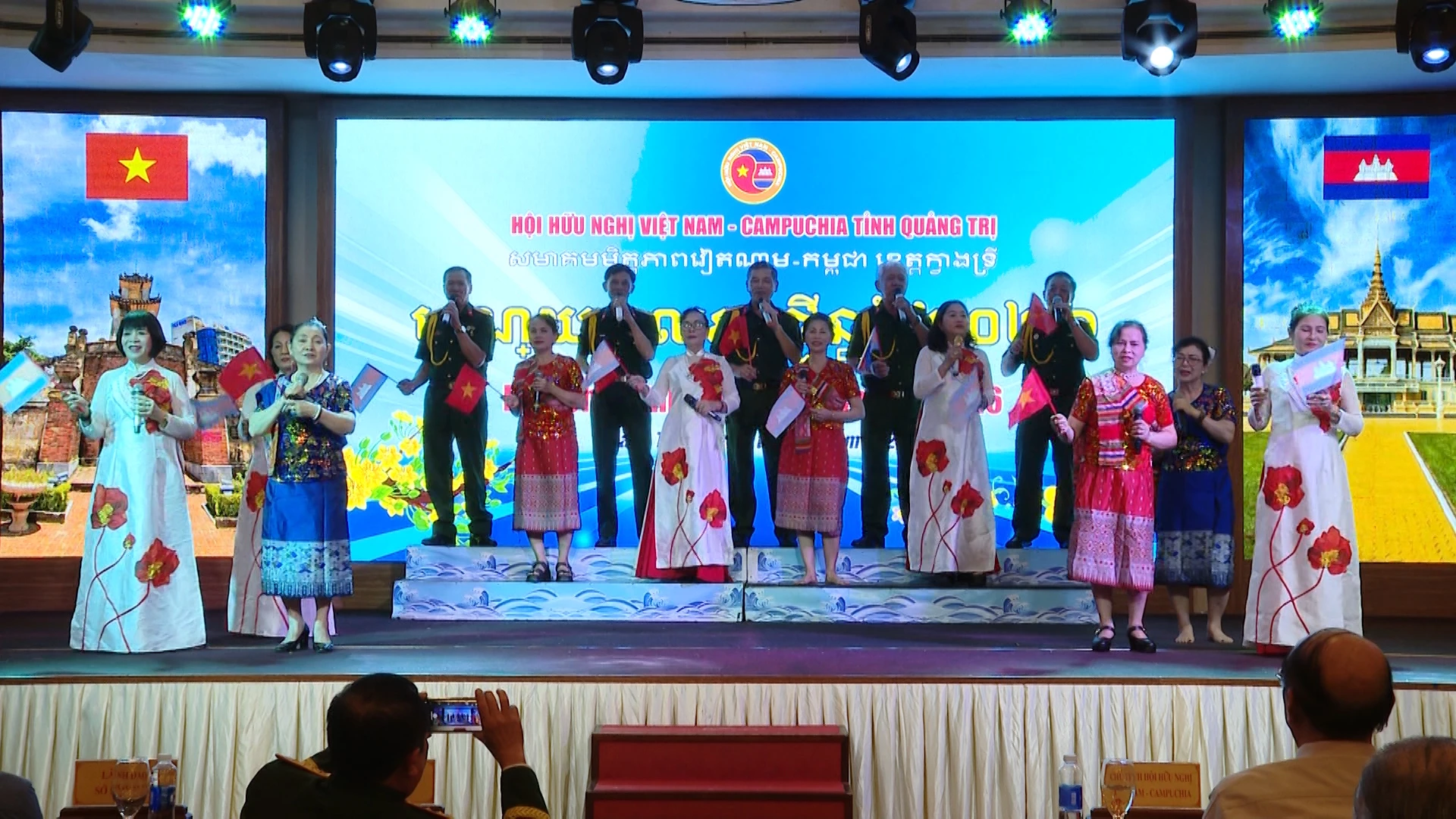 Các tiết mục văn nghệ tại chương trình - Ảnh: LT