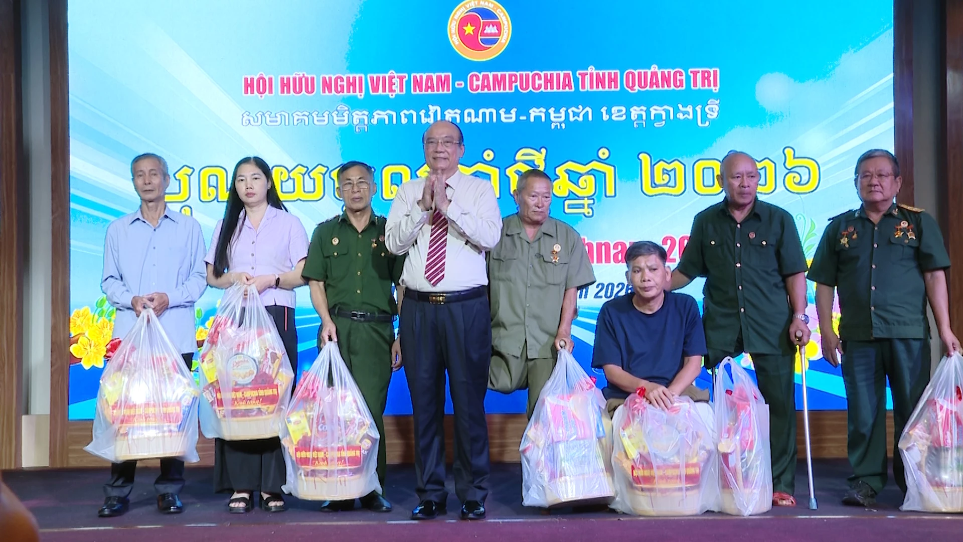 Hội hữu nghị Việt Nam - Campuchia trao quà cho các thương binh, gia đình liệt sỹ đã hy sinh trên chiến trường Campuchia - Ảnh: LT