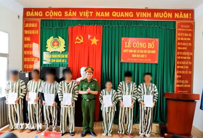 Công an thành phố Cần Thơ trao Quyết định đặc xá cho các phạm nhân đủ điều kiện năm 2025. (Ảnh: TTXVN phát)
