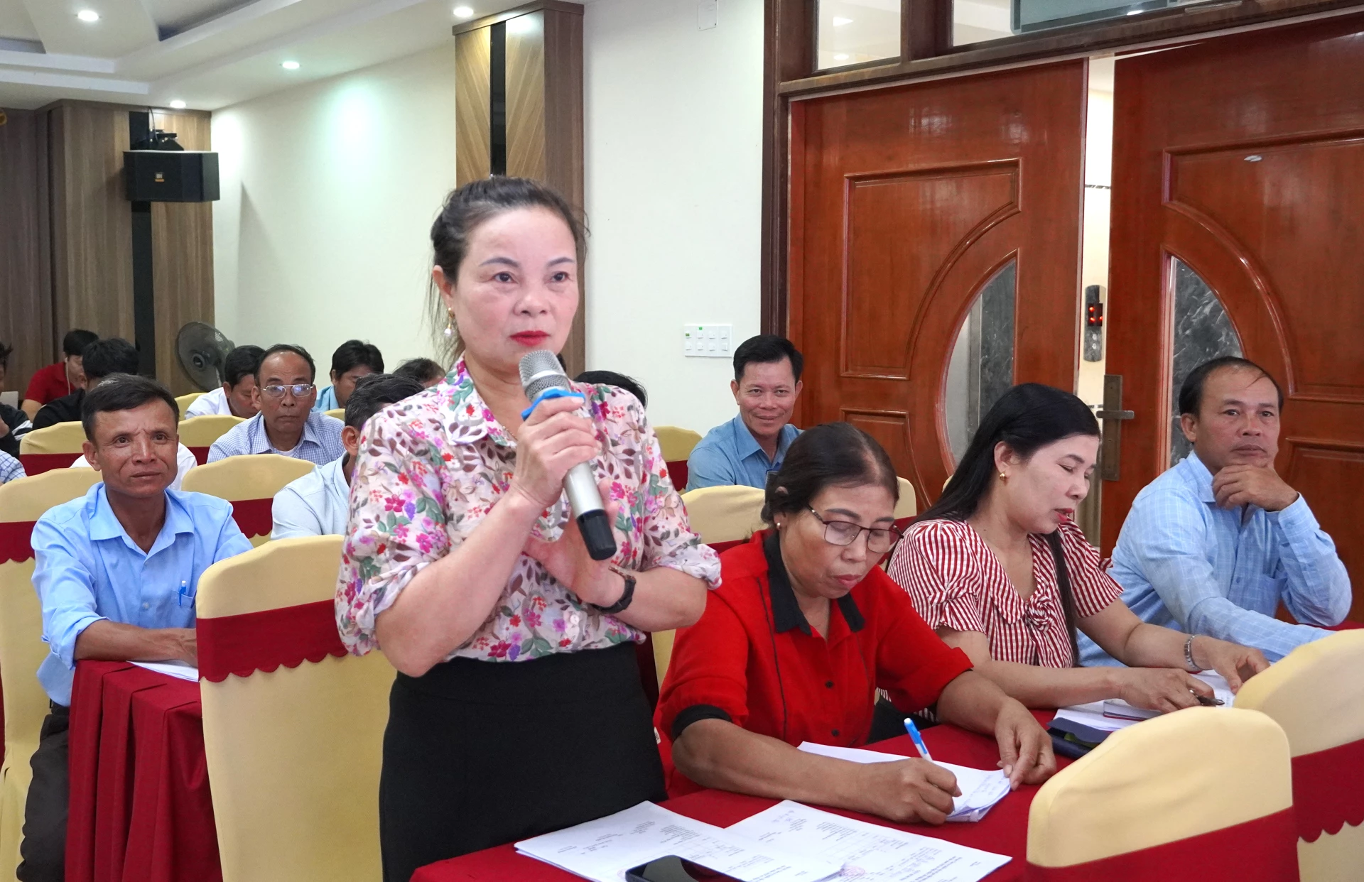 Cán bộ thôn trao đổi ý kiến - Ảnh: H.Tr