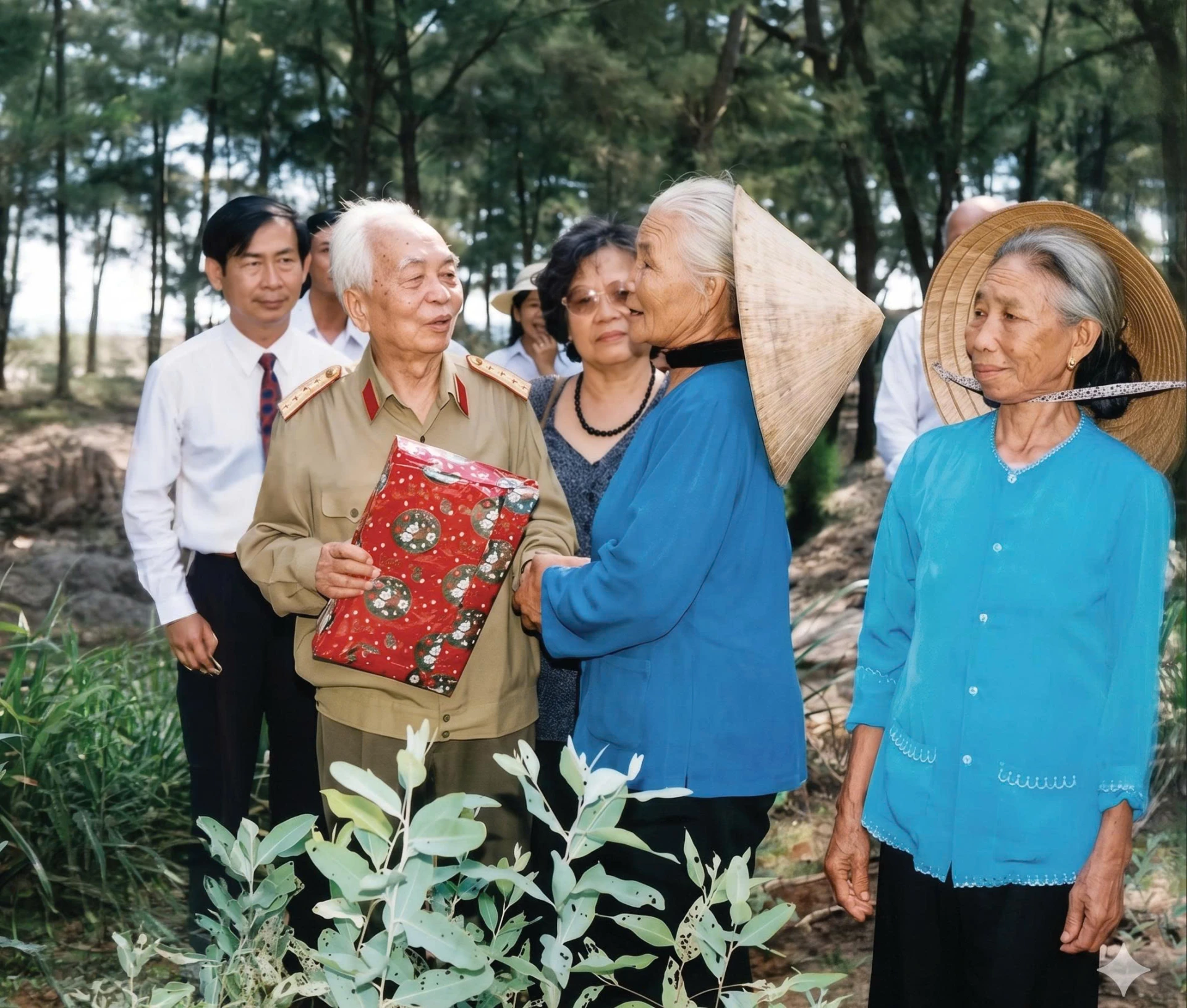 Đại tướng Võ Nguyên Giáp với Anh hùng Lao động Phạm Thị Nghèng - Ảnh: C.T.S