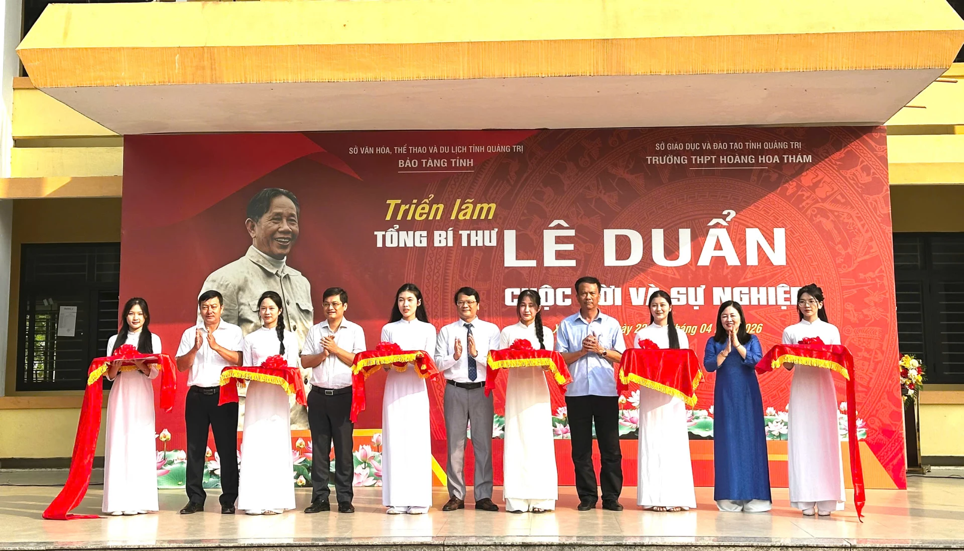 Các đại biểu cắt băng khai mạc Triển lãm ảnh “Tổng Bí thư Lê Duẩn - Cuộc đời và sự nghiệp” - Ảnh: Thùy Trang