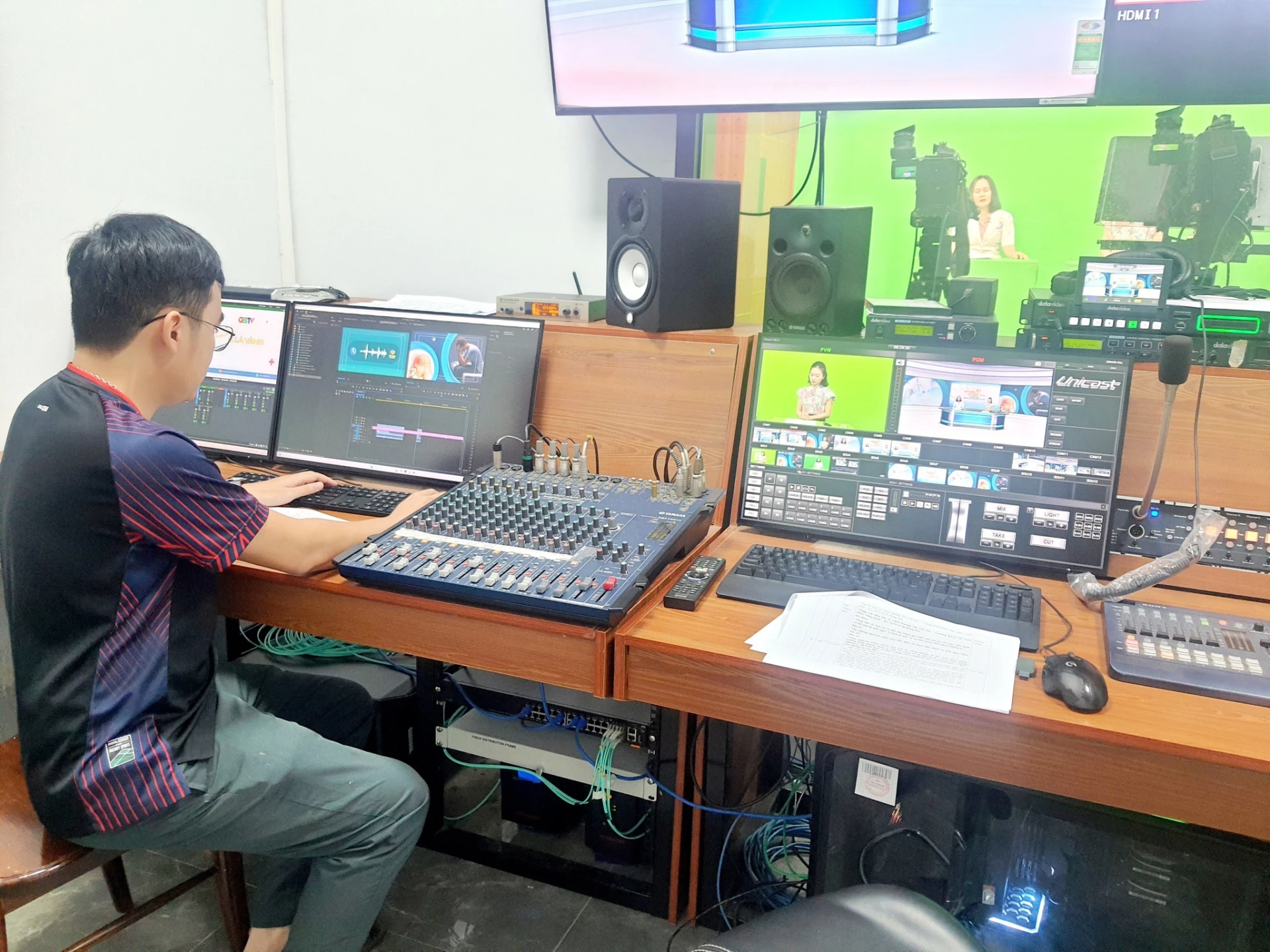 Kỹ thuật viên của Báo và phát thanh, truyền hình Quảng Trị thực hiện chương trình tại trường quay ảo - Ảnh: T.L