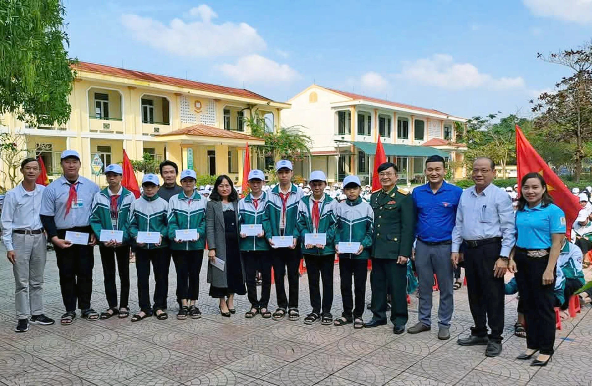 Hội Cựu chiến binh xã Lệ Ninh phối hợp tổ chức hoạt động giáo dục truyền thống và tặng quà cho các em học sinh có hoàn cảnh khó khăn trên địa bàn - Ảnh: L.C