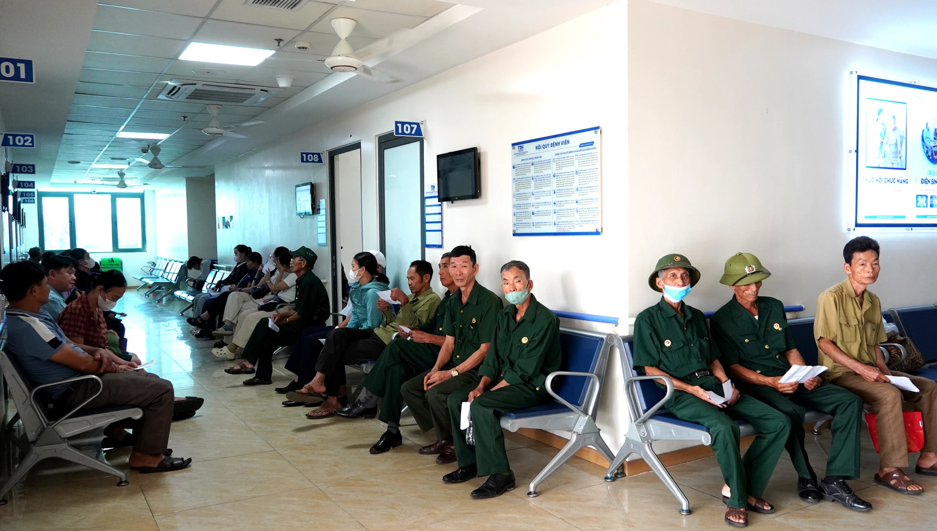 Các CCB đến từ xã Cam Hồng - Ảnh: H.Tr.