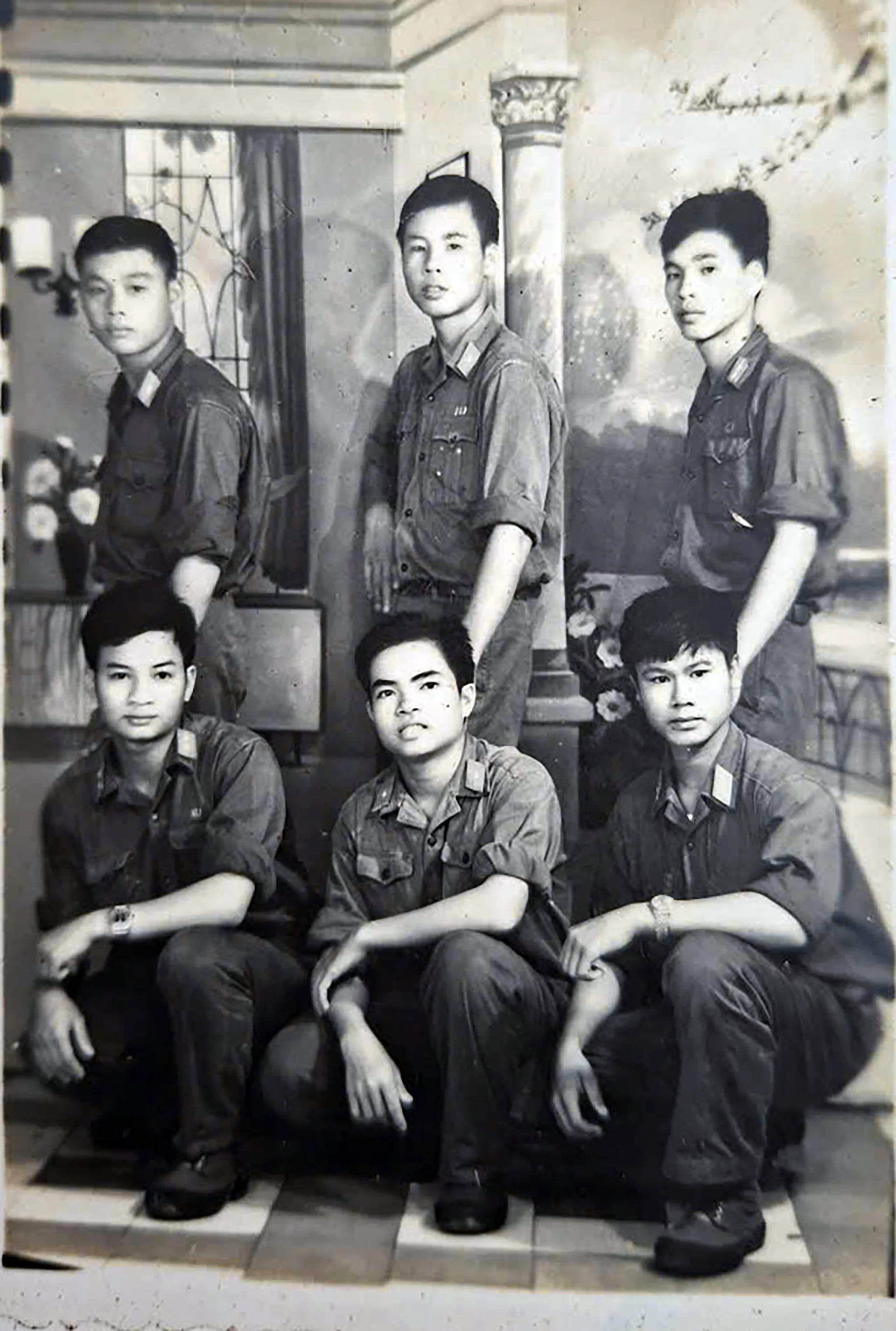 Cựu chiến binh Đinh Gia Bình (ngồi giữa) những ngày làm nhiệm vụ quân quản tại Sài Gòn - Ảnh: Nhân vật cung cấp