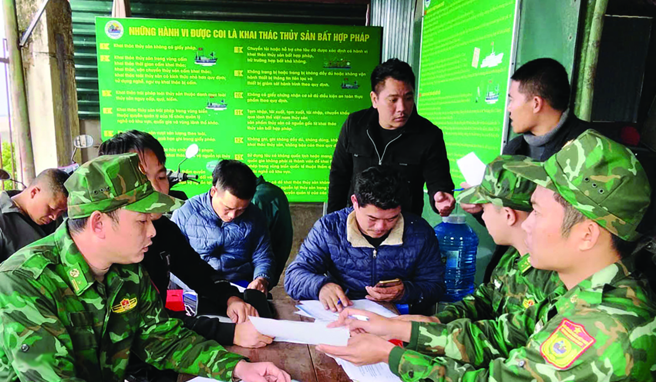 Tuyên truyền về phòng, chống IUU cho ngư dân- Ảnh: T.L