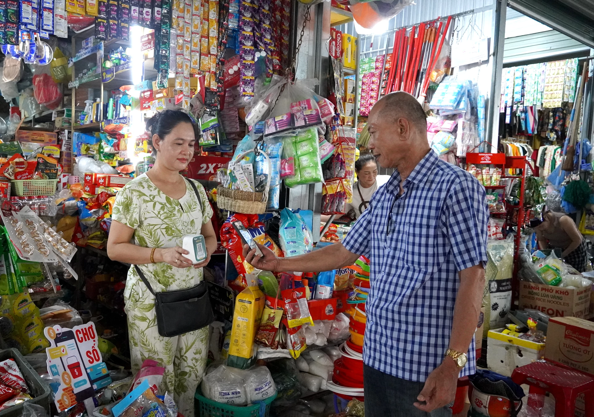 Khách hàng tại chợ Đồng Mỹ thanh toán bằng mã QR - Ảnh: H.Tr