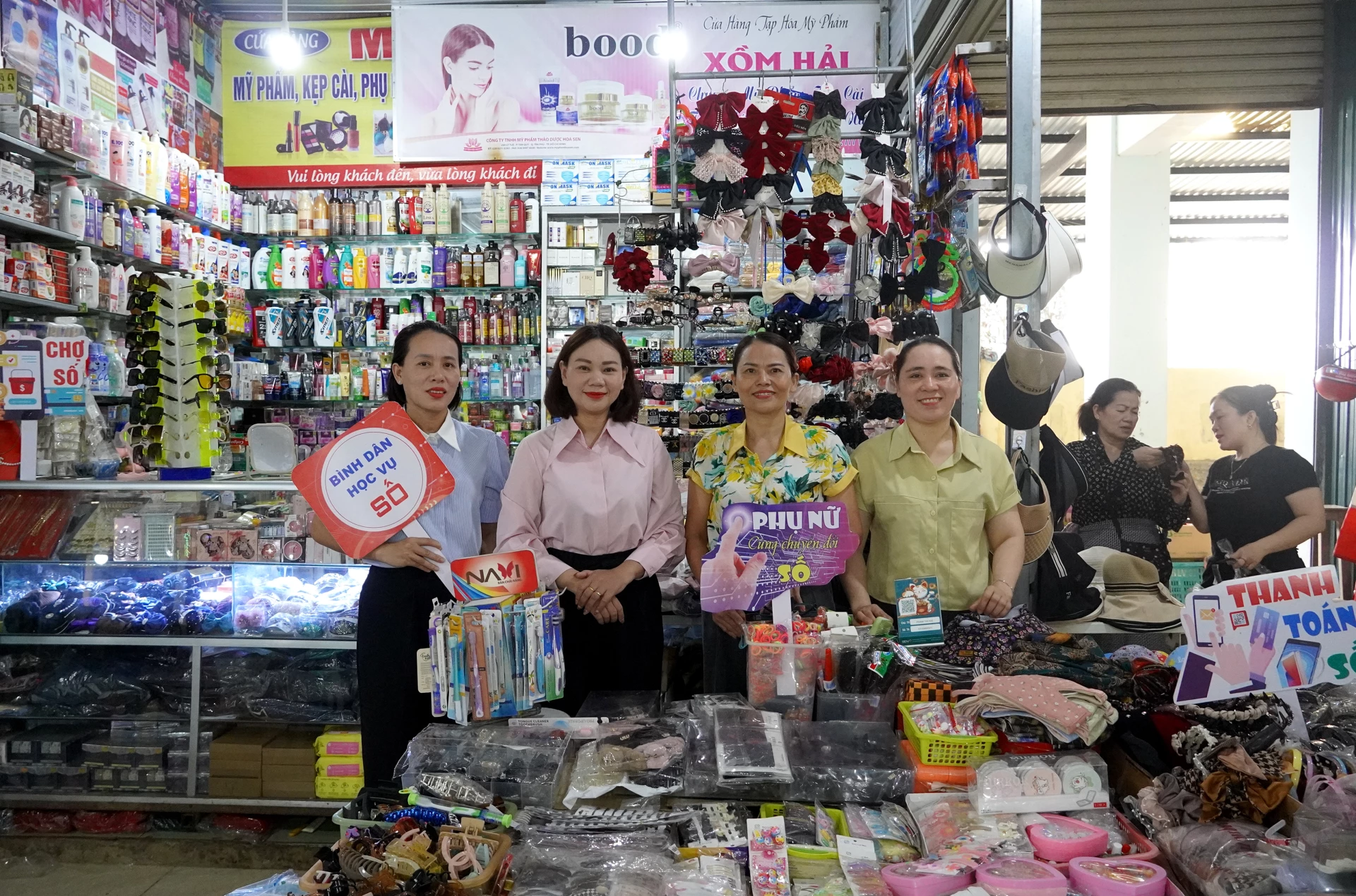 Mô hình “Chợ số” hình thành giúp tiểu thương tiếp cận với phương thức thanh toán hiện đại - Ảnh: H.Tr