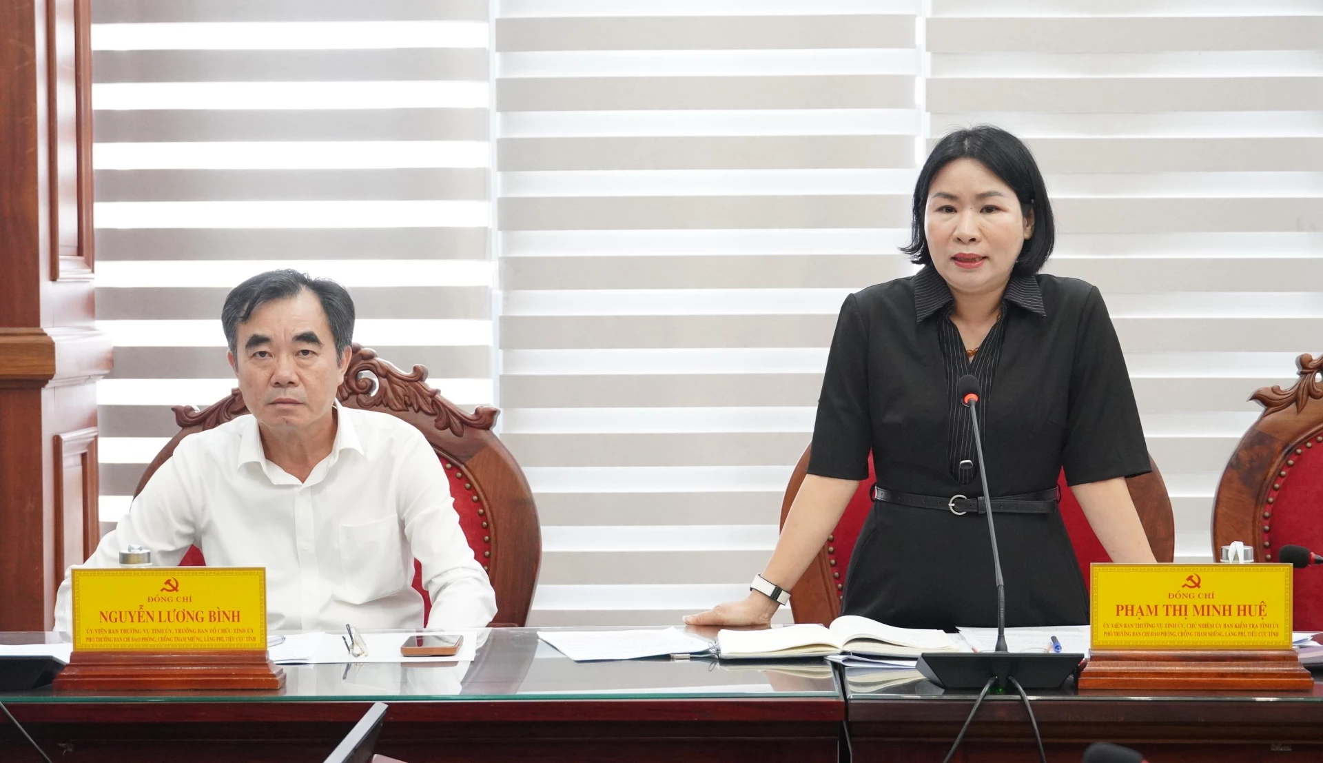 Đồng chí Phạm Thị Minh Huệ, Ủy viên Ban Thường vụ, Chủ nhiệm UBKT Tỉnh ủy phát biểu tại phiên họp - Ảnh: Q.V