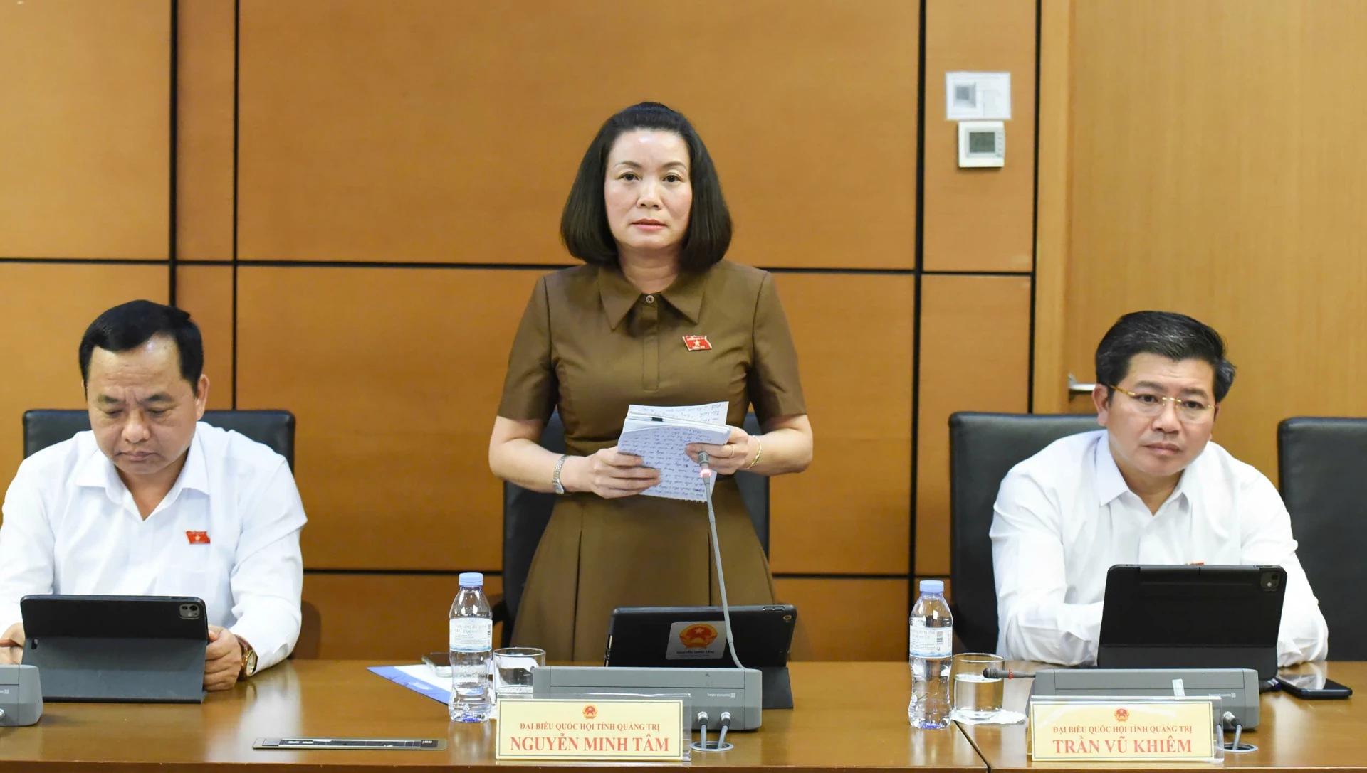 Đồng chí Nguyễn Minh Tâm, Phó Trưởng đoàn chuyên trách Đoàn ĐBQH tỉnh thảo luận về các dự án luật - Ảnh: CTV