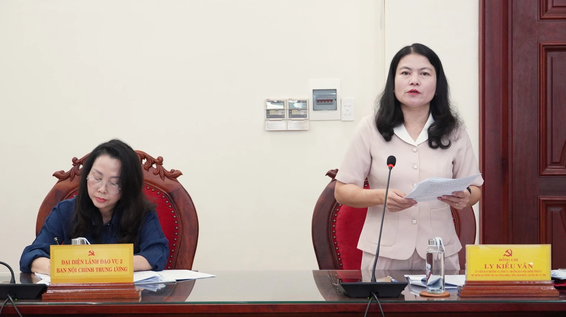 Đồng chí Ly Kiều Vân, Ủy viên Ban Thường vụ, Trưởng Ban Nội chính Tỉnh ủy báo cáo tại buổi làm việc - Ảnh: Q.V