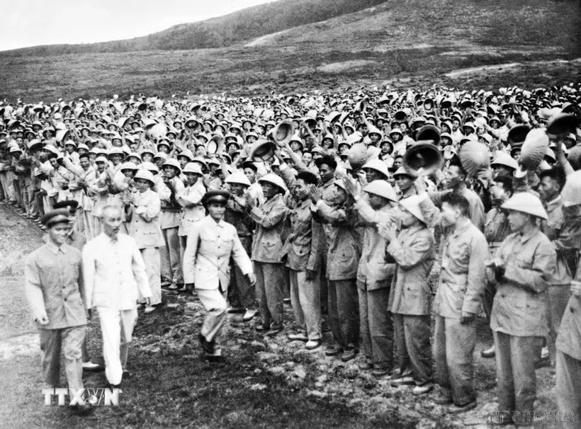 Chủ tịch Hồ Chí Minh đi thăm và kiểm tra một đơn vị bộ đội miền Nam tập kết ra Bắc đang diễn tập trước khi trở lại chiến trường miền Nam (6/1957). (Ảnh: TTXVN)