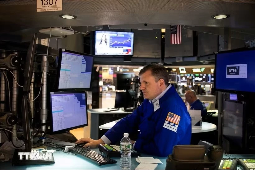 Hoạt động tại sàn giao dịch chứng khoán New York, Mỹ. (Ảnh: THX/TTXVN)