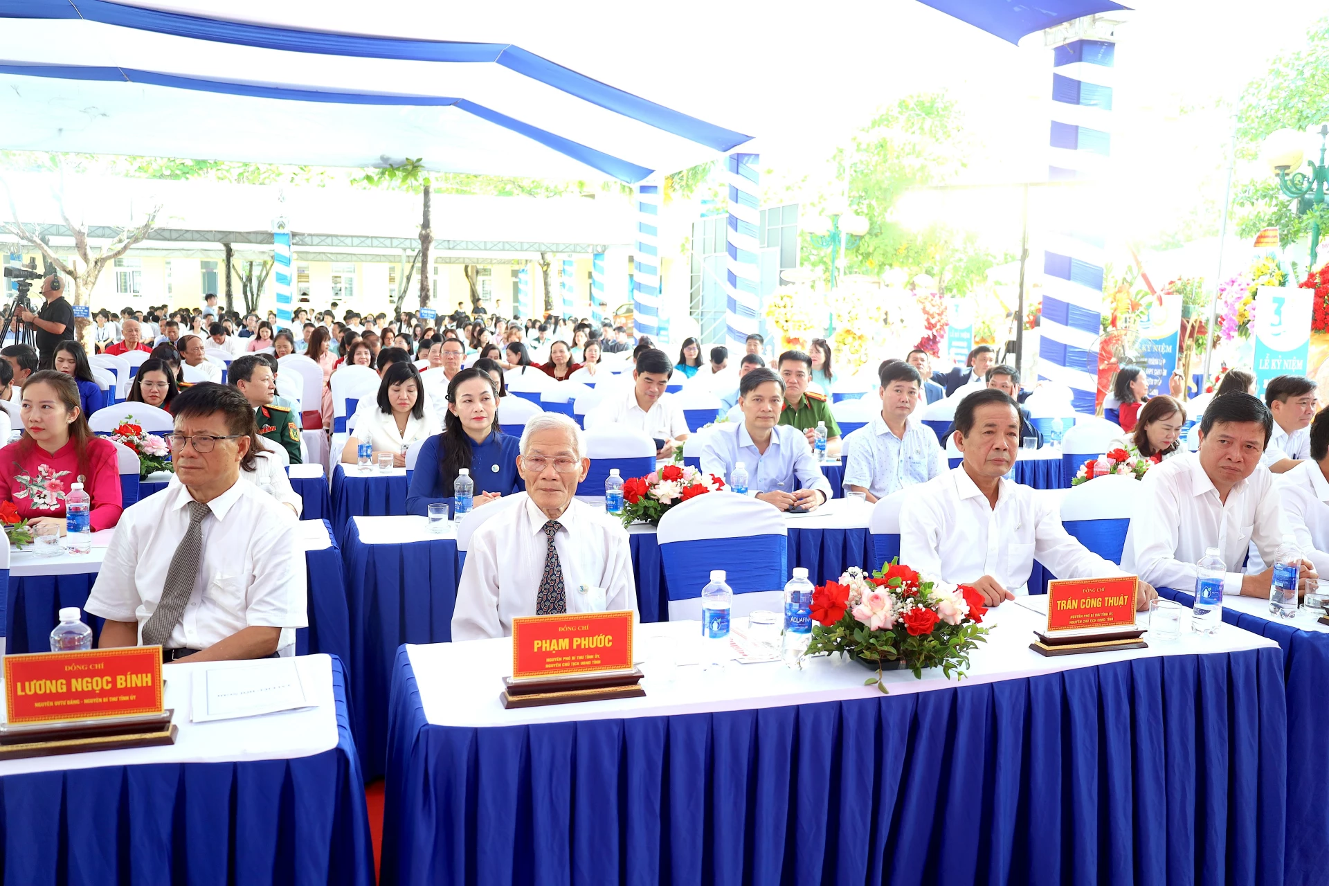 Các đồng chí nguyên lãnh đạo tỉnh qua các thời kỳ dự lễ kỷ niệm - Ảnh: B.N