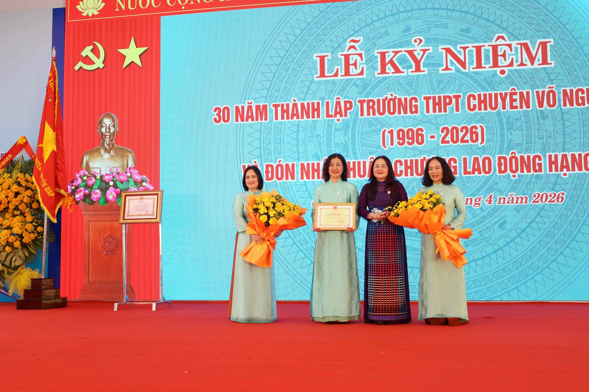 Trường THPT Chuyên Võ Nguyên Giáp được nhận Bằng khen của Bộ Giáo dục và Đào tạo - Ảnh: B.N